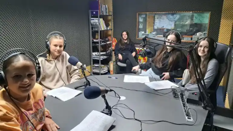 Radio Slunj - Slušajte vi tamo, slušajte amo!