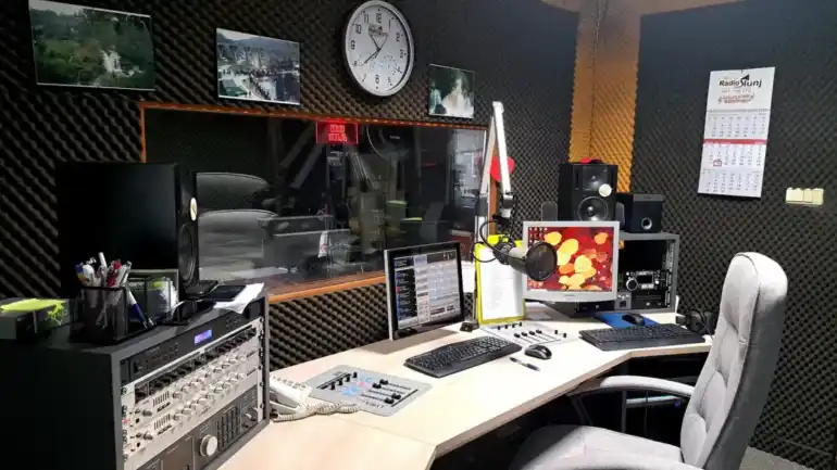 Radio Slunj - Slušajte vi tamo, slušajte amo!